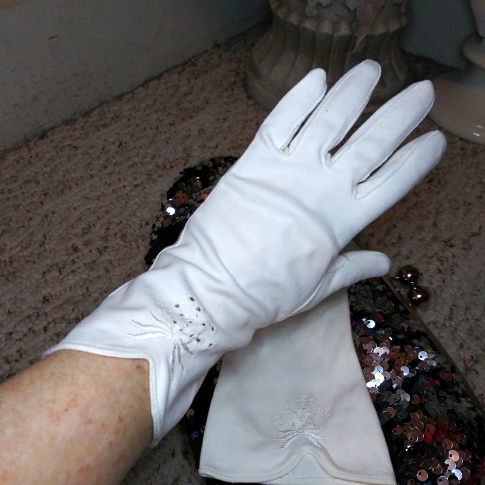 Vintage 1950's White Floral Embroidered Wear Right Gloves Made In West Germany